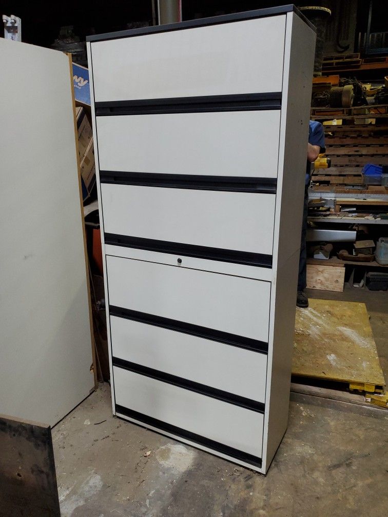 Lateral Style Shelf With Doors