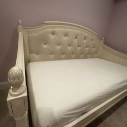 Pottery Barn Blythe Daybed 