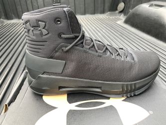 New Under Armour Men's Basketball Shoe Size 9.5