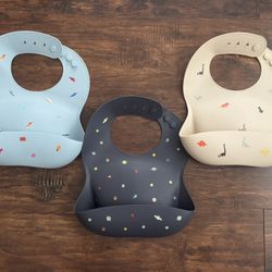 mushie Silicone Bibs | Adjustable Fit Waterproof Bibs (Qty. 3) Like New