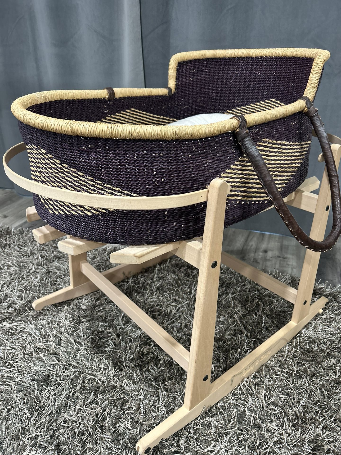 Moses basket with snuggle pillow