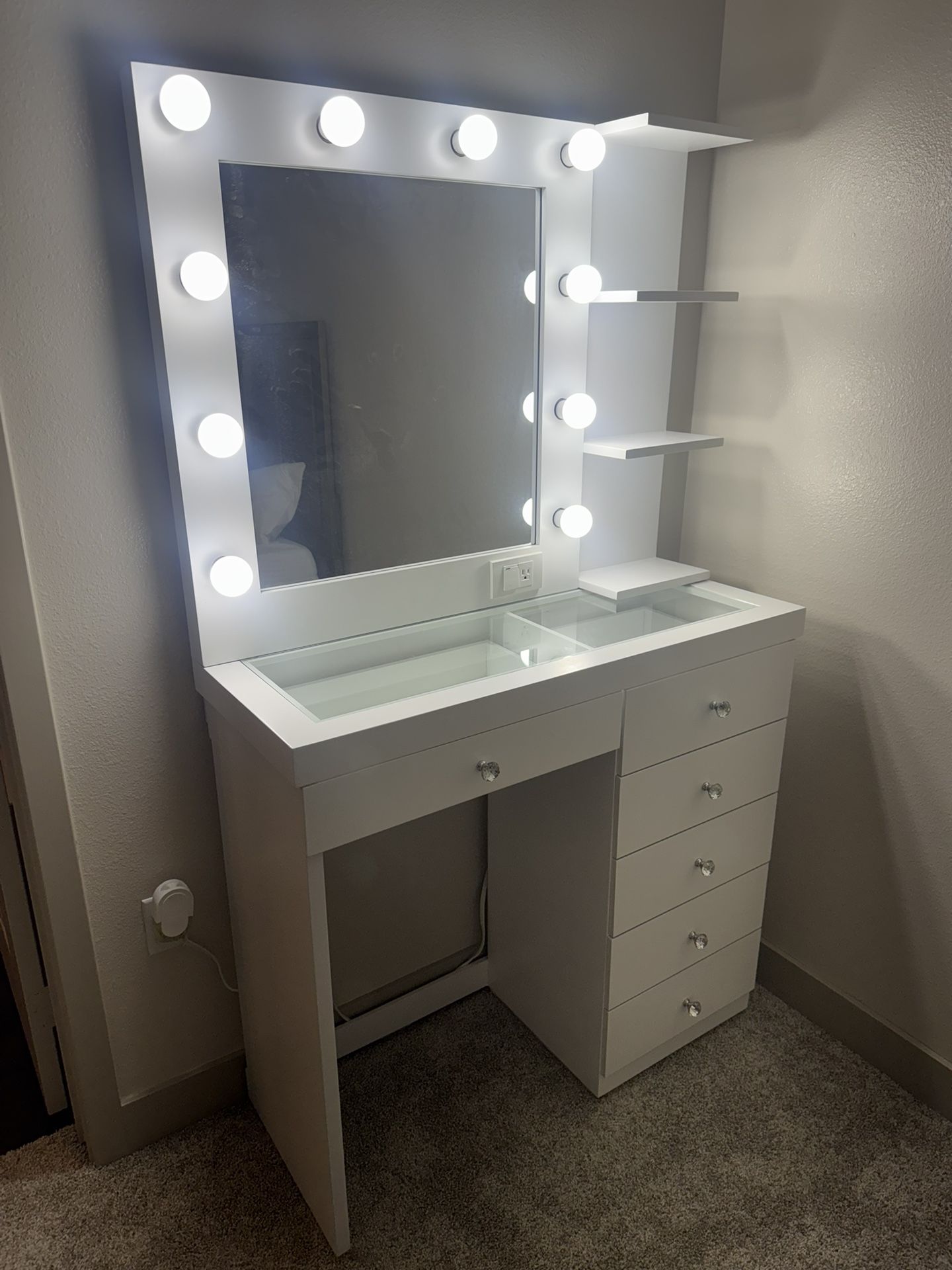 Small Hollywood Make Up Vanity