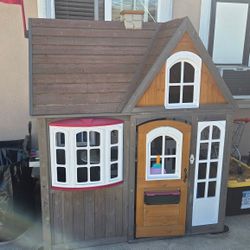 Playhouse With Kitchen Accessories 