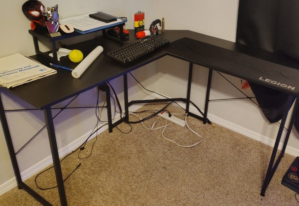 GAMING DESK