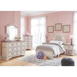 Realyn Twin Size Bedroom Set 