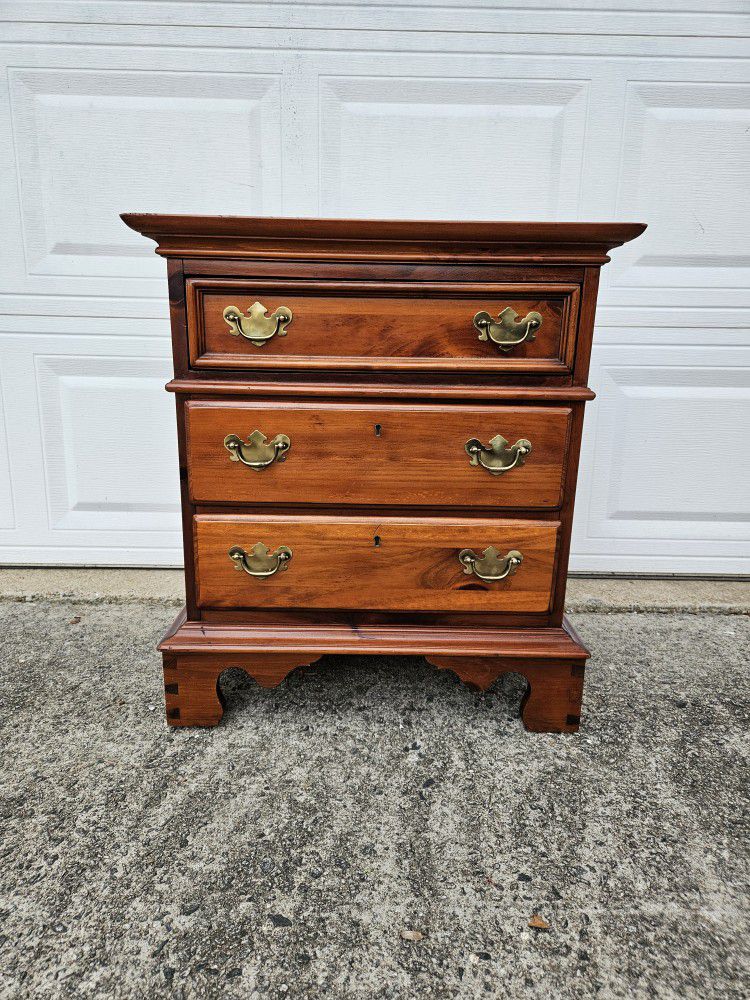 Vintage Lexington Nightstand / Bedside Table Chippendale Style 