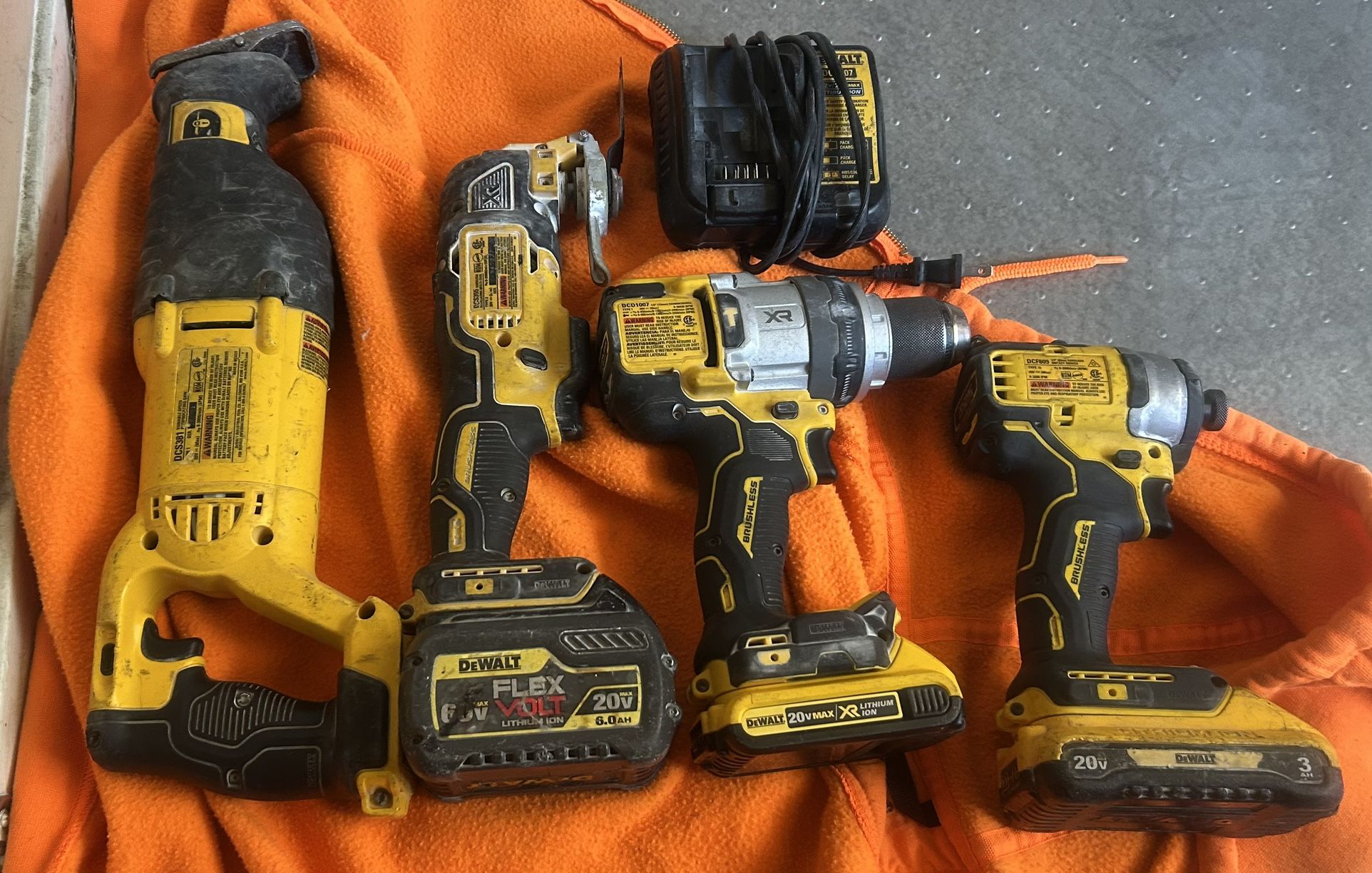 Dewalt 20V Max XR 4 Tool Combo W/ Flex Volt Batteries/Charger