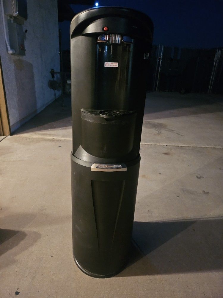 Water dispenser hot and Cold.