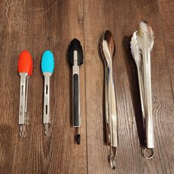 5 stainless steel kitchen/serving tongs in different sizes and silicone tip colors, great condition