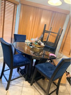 Dining Table w/4 chairs