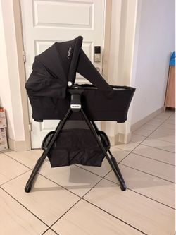 Nuna bassinet with stand