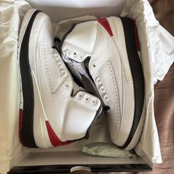 2022 Air Jordan 2 Retro "Chicago" size 8
