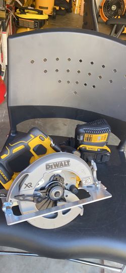 DEWALT 20-Volt MAX Lithium-Ion Cordless Brushless 7-1/4 in. Circular Saw with Brake -Battery and Charger