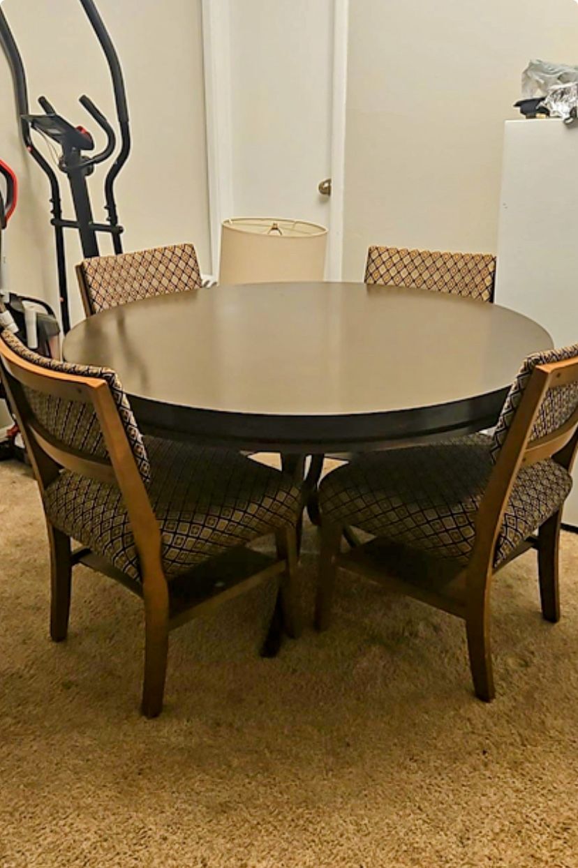 Table and chairs come pick up in Greensboro need going today