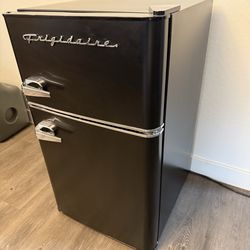 Fridgeaire 3.1 cu. ft. 2 Door Retro Mini Fridge in Black