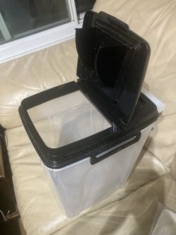 Small Plastic Animal Food Container 