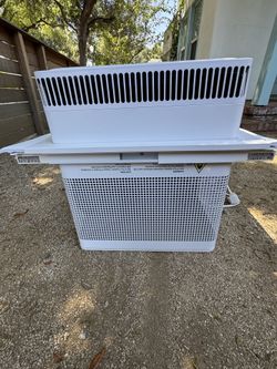 Air Conditioner (LIKE NEW)  w/ Remote  (Windmill)