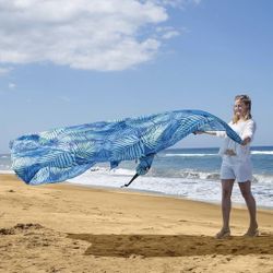  UrbanEco Outdoors Lightweight Beach Blanket