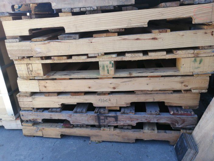 40" x 40" Heat Treated Wood Pallet, 4-Way Fork Access, 2,500 lb