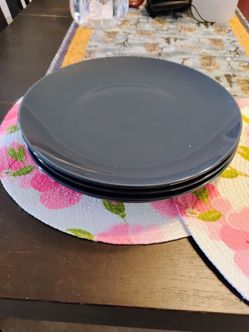 Ikea large and medium plate set