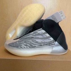 Adidas Yeezy Quantum Q46473 Men's Size 4  / 5 Womens Brand New