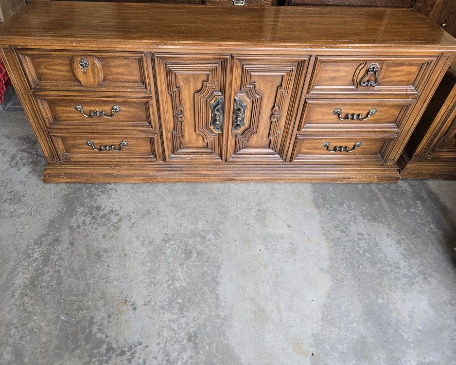 Dresser, 2 Night Stands & Wardrobe