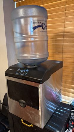Ice maker and water machine