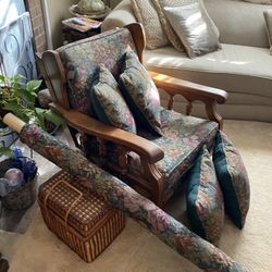 Glider Chair w/4 pillows & extra fabric
Mid Century Modern