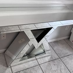 Mirror glass table. Mesita de cristar o recibidor