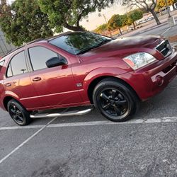 KIA  2005 SORENTO TITULO LINPIO PLACAS AL CORRIENTE MOTOR TRASMICION FUNCIONAN MUYBIEN NINGUN PROBLEMA MECANICO CALADITA