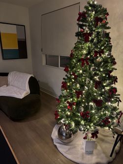 7.5 ft Pre-Lit Artificial Christmas Tree with Decorations
