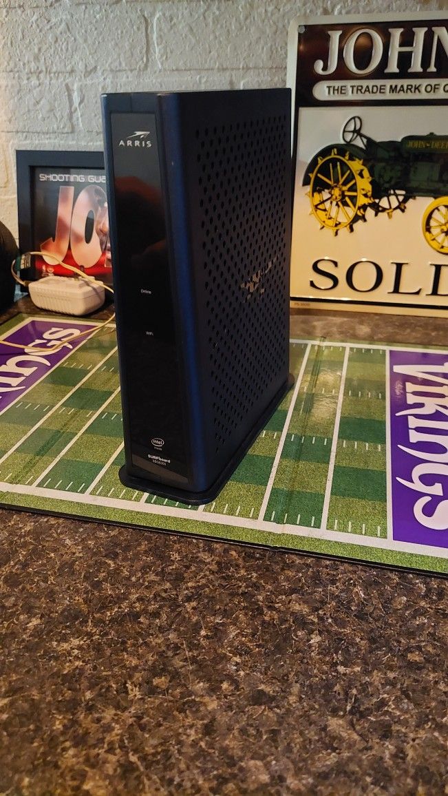 Arris Surfboard SBG8300 Modem/router.