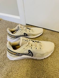 Nike Legend Essential 2 Womens Running Training Shoe Sz 11.5