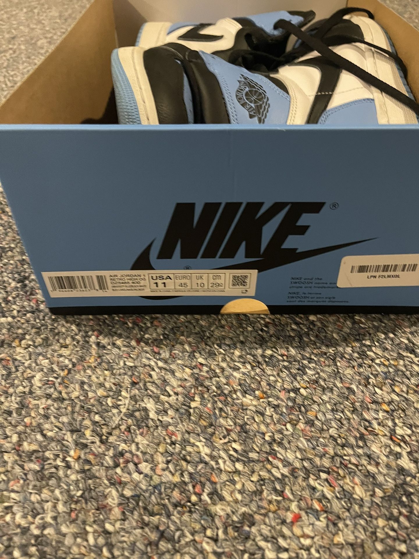 Mens Nike Jordans 1 Retro High - Size 11