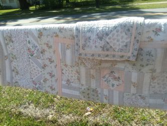 Beautiful king size quilt and shams