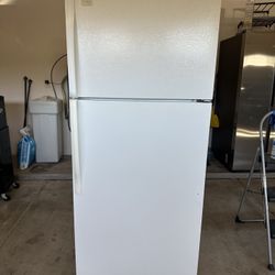 Whirlpool Refrigerator/ Top Freezer