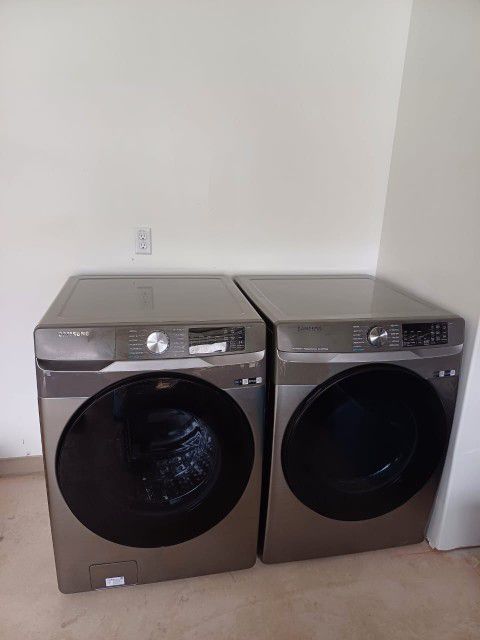 SAMSUNG 

4.5 cu. ft. Large Capacity Smart Front Load Washer And Dryer with Super Speed Wash in Platinum

