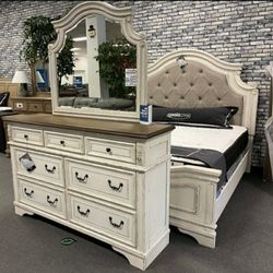 Realyn Chipped White Panel Bedroom Set