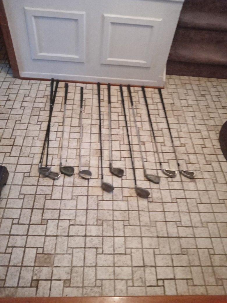 Golf Clubs/ 10 Clubs For One Price Fa