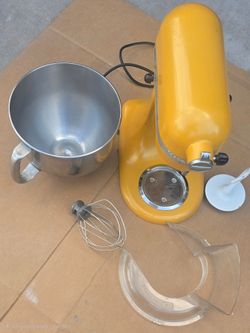 KitchenAid K5SS 5-Qt Stand Mixer with Bowl & Attachments – Runs, Needs TLC