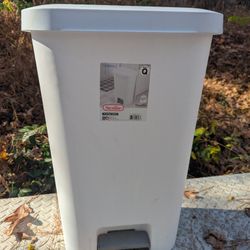 Sterilite Step-On Wastebasket 11.9gal /45L