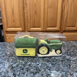 Ceramic John Deere Salt and pepper shaker set tractor and lunch box. no chips or cracks in original box. Brand new never removed from packaging.  