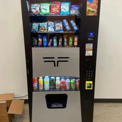 VENDING MACHINE WITH CREDIT CARD READER 