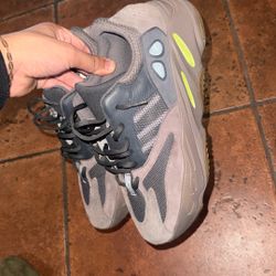 Yeezy 700 Guava (size 13)