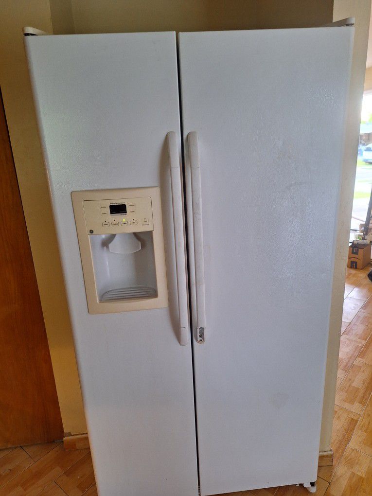 Refrigerator  GE $80  Work very good