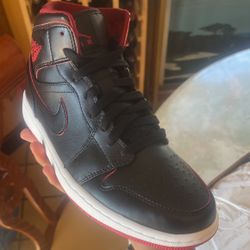 Air Jordan 1 Mid Black Red White OBO 250$
