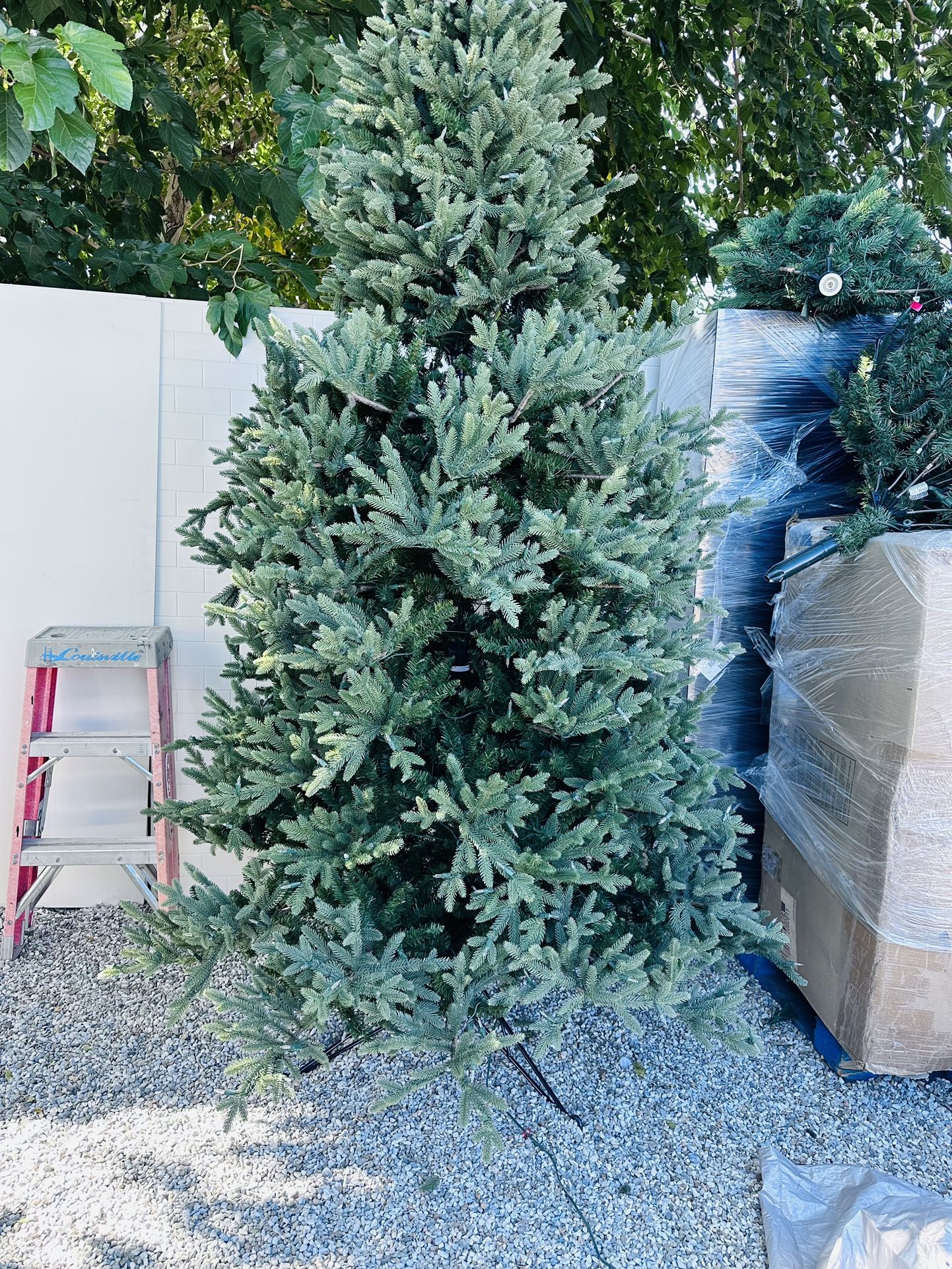 9 Foot Christmas Tree Light. Don’t Work But Can Put The New Micro Ligths Three Value $679 Plus Tax Here This Only $200  This Is Quality Tree Take Look