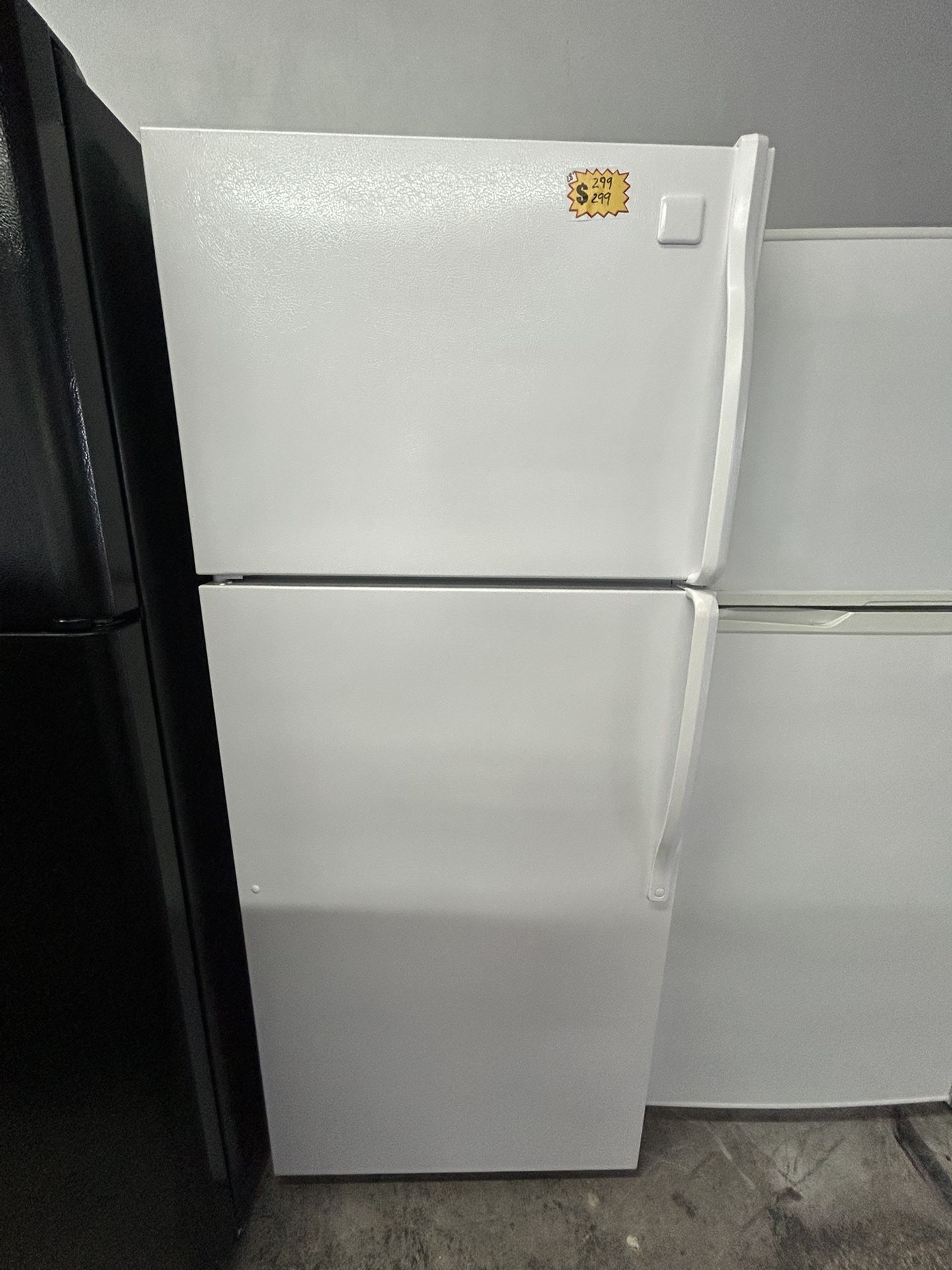 WHIRLPOOL 28” TOP AND BOTTOM REFRIGERATOR 