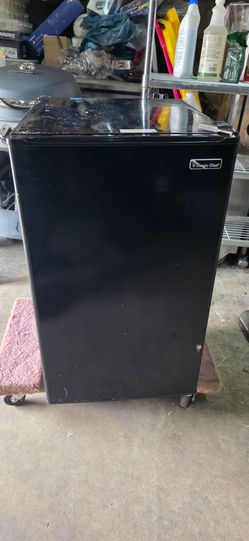 MAGIC CHEF MINI FRIDGE W/FREEZER