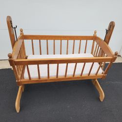 Vintage Jenny Lind Wood Cradle/Bassinet/Swing